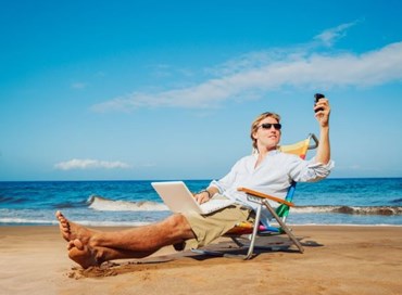 Vacanze, il 57% degli italiani vuole restare connesso