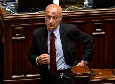 Il ministro Minniti fa un passo in avanti e cinque indietro