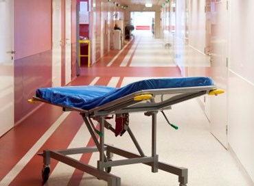 Muore in corsia, salma per tre ore in bagno