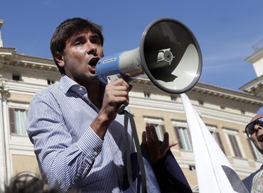 Se la politica fa capolino oltre la piazza urlante
