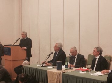 Un mattone con scritto sopra: “Ora basta”