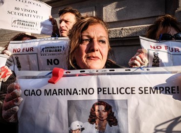 Protesta animalista alla sfilata delle pellicce Marni